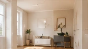 Lichtdurchfluteter Raum mit warmem Holzboden