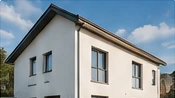 Helles Wohnhaus mit frisch gestalteter Fassade