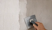 Handwerkliche Bearbeitung einer verputzten Wand